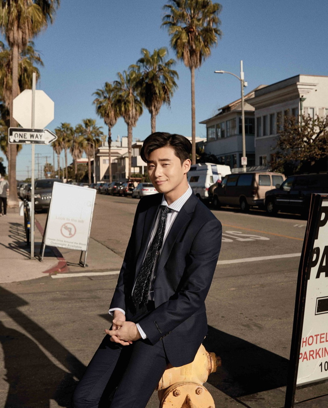 Gu thời trang của Park Seo Joon đậm chất quý ông, đơn giản và lịch lãm. Trang phục gắn liền với hình ảnh Park Seo Joon là những bộ vest lịch lãm. Anh kết hợp cùng phụ kiện như đồng hồ, cà vạt… tăng vẻ nam tính.