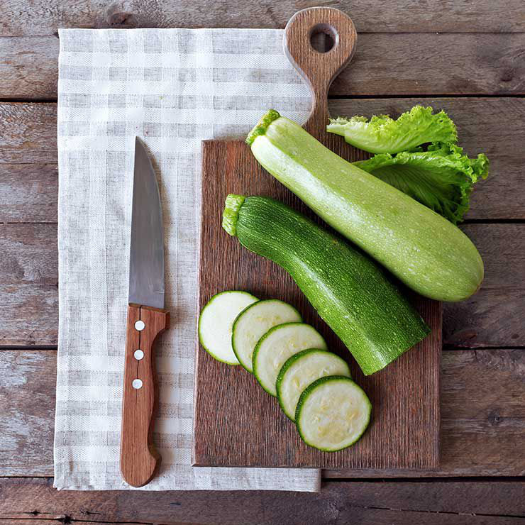 Bí: Bí chứa rất ít calo, đồng thời giàu kali giúp ngăn đầy bụng. Bạn có thể mài bí thành sợi, sau đó ăn kèm với cà chua hoặc sốt chanh, trộn đều ăn sống.