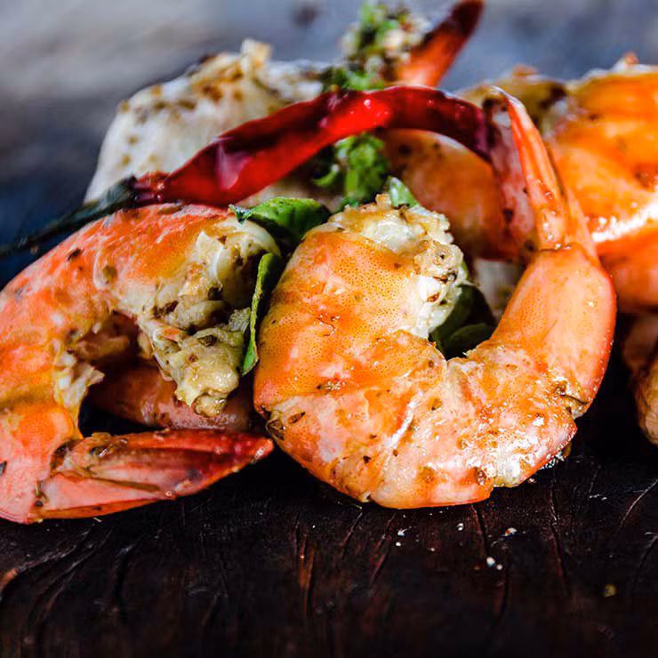 Tôm: Tôm có hàm lượng chất béo rất thấp, đồng thời rất giàu protein giúp bạn no lâu hơn. Tôm cũng là một nguồn selen và vitamin B dồi dào. Bạn cần chú ý tránh ăn tôm chiên xù hay tôm nhúng bơ, thay vào đó hãy ăn tôm rang, tôm luộc hoặc tôm nướng.