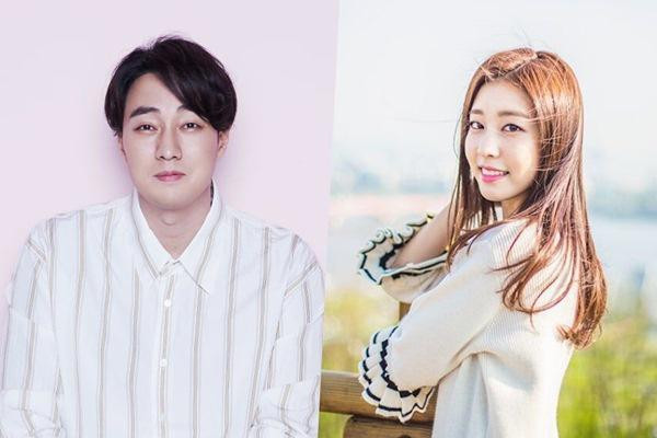 Dù chênh tới 17 tuổi nhưng cặp đôi trông vẫn khá hợp và đồng điệu về ngoại hình lẫn cách ăn mặc.