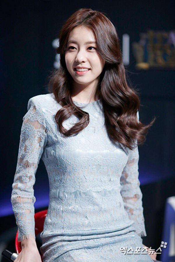 Không chỉ sinh đẹp, Jo Eun Jung còn sở hữu gu thời trang thanh lịch nữ tính.