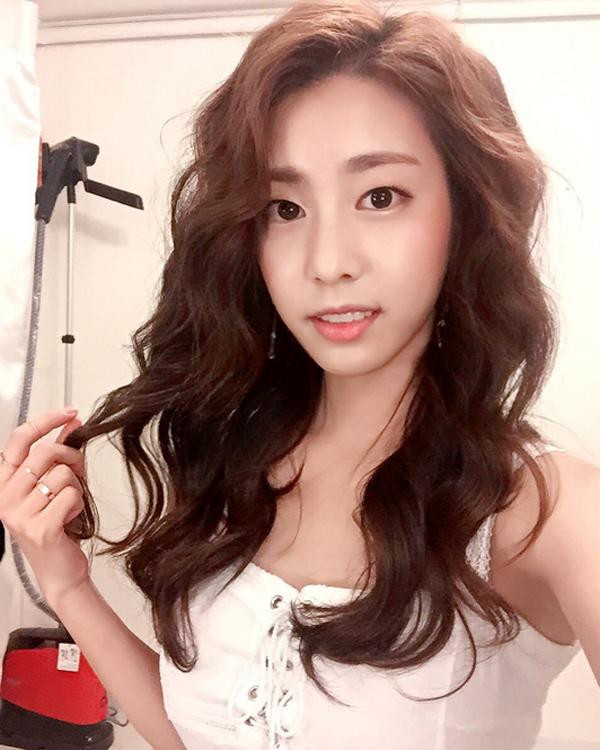 Cô nàng mặc váy hai dây cũng vô cùng gợi cảm.