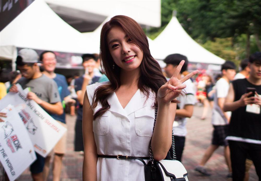 Bạn gái của So Ji Sub mặc váy trắng trẻ trung.