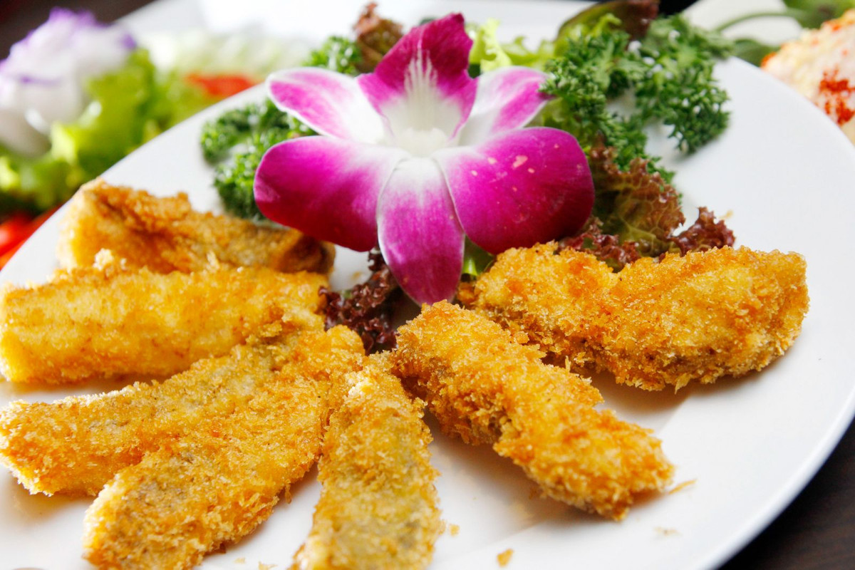 Thực phẩm ngày Tết thường gồm rất nhiều món chiên, rán nhưng phụ nữ mang thai không nên ăn quá nhiều. Những loại đồ ăn này có thể sẽ làm gia tăng chứng ốm nghén, nôn ói và làm mẹ tăng cân nhanh.