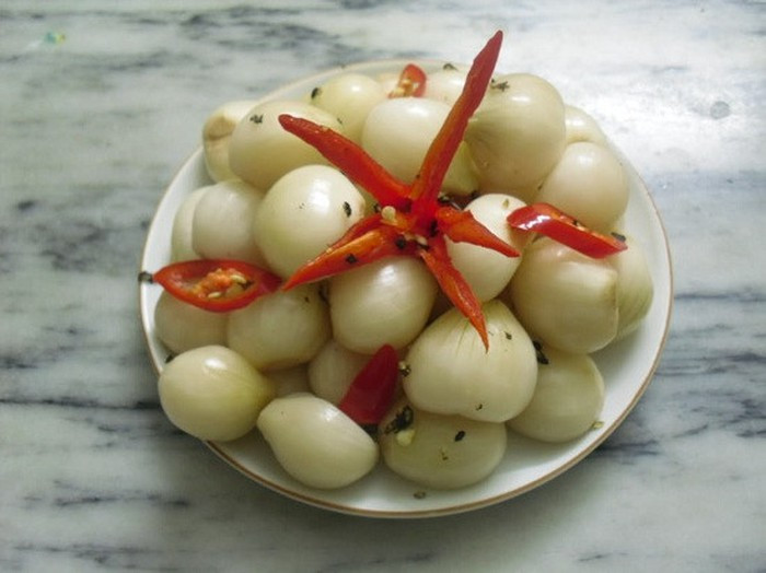 Các mẹ bầu bị viêm loét dạ dày hoặc mắc các chứng bệnh về rối loạn tiêu hóa thì không nên ăn dưa hành (hoặc các loại dưa muối khác).