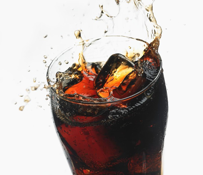 Chất CO2 trong nước ngọt có ga khiến bà bầu có cảm giác đầy bụng, khó chịu. Hơn nữa, loại nước uống này không có chất dinh dưỡng nên mẹ bầu cũng nên lưu ý hạn chế, thậm chí hoàn toàn không uống sẽ tốt hơn.