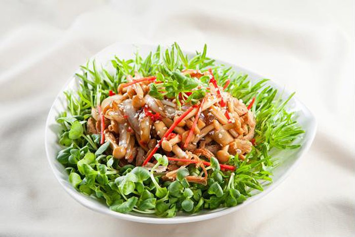 Rau sống cũng là món ăn chống ngán trong ngày Tết được nhiều gia đình lựa chọn, có thể ăn sống hoặc ăn kèm với các món ăn khác. Tuy nhiên đối với mẹ bầu thì nên hạn chế và tốt nhất là không nên ăn những món ăn này, nhất là những mẹ mới mang thai 3 tháng đầu.