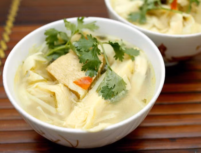 Canh măng là một trong những món ăn dịp Tết không hề tốt cho sức khỏe và phụ nữ mang thai nên hạn chế tối đa ăn thực phẩm này. Bà bầu cũng cần hạn chế dùng măng để phòng ngộ độc (nôn, đau bụng, đau đầu…)