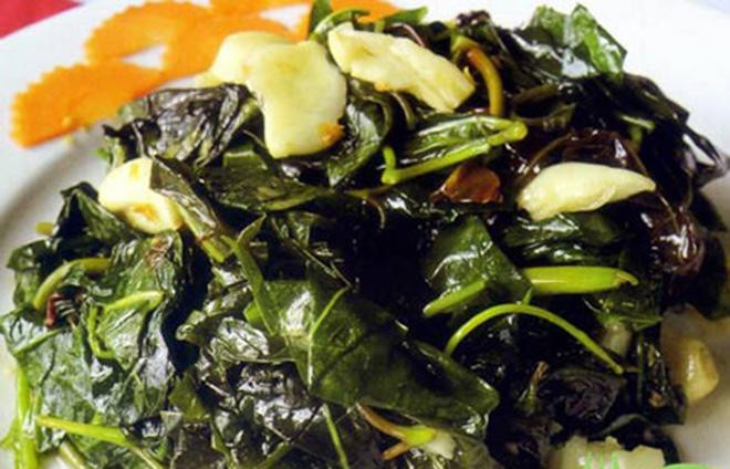 Lá nhíp xào: Ở Bình Phước mua lá nhíp rất dễ dàng. Các phiên chợ huyện và dọc đường về buôn sóc của đồng bào S’tiêng là địa điểm dễ tìm mua. Lá nhíp non có màu đỏ phớt, dưới cuống lá màu xanh. Khi nấu chín, lá có vị dẻo, ngọt và bùi. Không chỉ thơm ngon, lá nhíp còn cung cấp nhiều năng lượng, giúp phục hồi sức khoẻ.