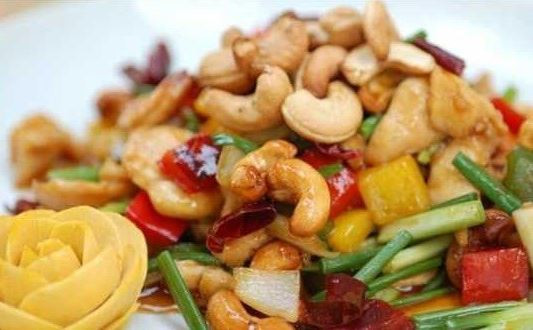 Gỏi trái điều: Ban đầu, hạt điều mới là sản phẩm chính nên người dân Bình Phước thường vứt trái điều đi. Tuy nhiên, sau này người ta đã biết tận dụng những quả điều để làm nên món gỏi vô cùng thơm ngon. Vị chua ngọt của quả điều là thứ nước trộn tuyệt vời cho món gỏi. Chỉ cần cho thêm thịt, tôm, rau, đậu phộng... vào trộn cùng là đã tạo nên một hương vị rất độc đáo, hấp dẫn.