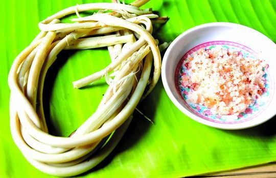 Đọt mây nướng: Đọt mây là một món ăn không thể thiếu trong bữa cơm của người đồng bào S’Tiêng ở Bình Phước. Đọt mây nướng dưới than củi hồng, thơm thơm, ngầy ngậy. Không chỉ vậy ăn đọt mây còn trị được chứng chướng bụng, đầy hơi và giải rượu.