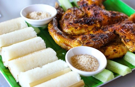 Cơm lam hay còn gọi là cơm ống là cơm được nấu chín trong ống tre, nứa hoặc ống lồ ô là món ngon của Bình Phước. Tùy theo người dùng có thể nấu bằng gạo tẻ hay gạo nếp và có thể trộn với các loại đậu xanh, đậu đen, đậu phộng… Ống tre được chọn để nấu không quá non cũng không quá già. Cơm lam vừa dẻo vừa bùi lại thêm mùi thơm đặc trưng của ống tre nướng nên ai cũng thèm được thưởng thức.