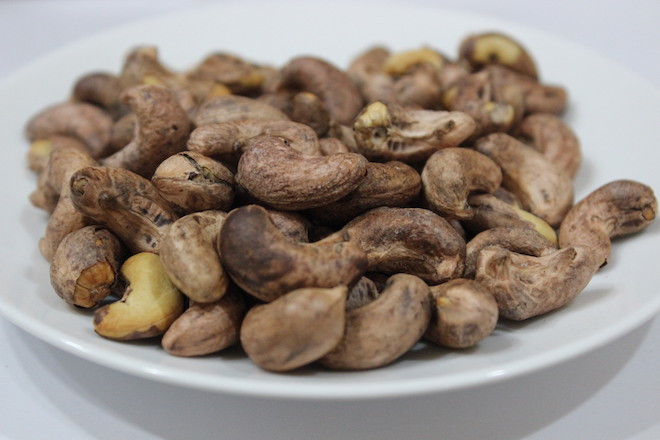 Hạt điều rang muối: Là vùng đất chuyên trồng điều vì thế hạt điều rang muối Bình Phước luôn giữ được nguyên vỏ lụa, vị ngọt, hương thơm đậm đà. Khi ăn hạt điều giòn tan và giữ được hương vị lâu hơn hạt điều vùng khác.