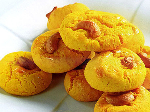 Bánh hạt điều: Bánh hạt điều là đặc sản Bình Phước khác từ hạt điều được du khách ưa thích. Nguyên liệu chính để làm bánh hạt điều là hạt điều, bột nổi, bột quế, trứng gà, đường, bột mì, một chút dầu ăn. Bánh hạt điều khi chín sẽ có màu vàng của trứng, màu trắng của bột, kết hợp với mùi thơm và vị giòn tan của hạt điều, mùi thơm của bột quế, vị ngọt của đường, vị béo của dầu ăn rất hấp dẫn.