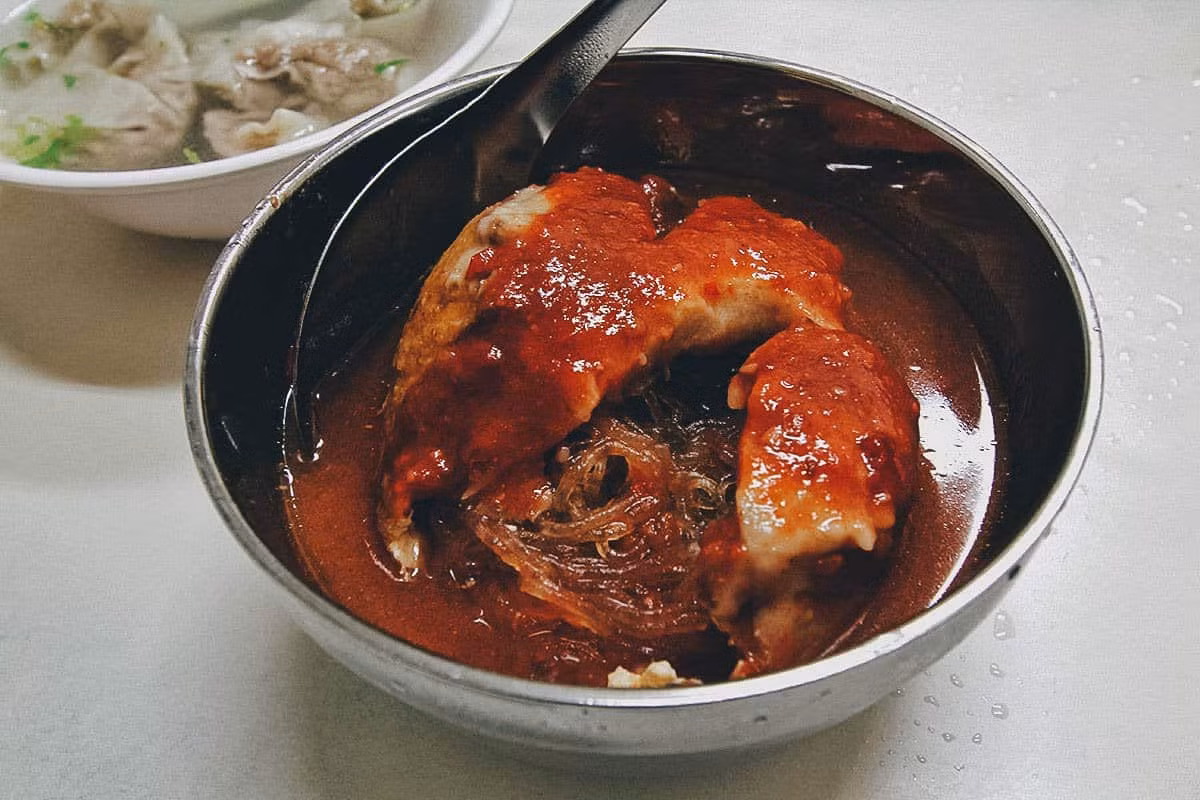 Ah-gei là một món ăn cực độc đáo của Tamsui ở thành phố Tân Bắc. Ah-gei bao gồm đậu phụ chiên nhồi mì đậu xanh nấu chín và được rưỡi đẫm surimi, một hỗn hợp bột cá thường được bán ở quận Tamsui. Món ăn được phát minh bởi cửa hàng Ah-Gei vào năm 1965, nơi họ đã giữ công thức không thay đổi trong hơn 50 năm qua.