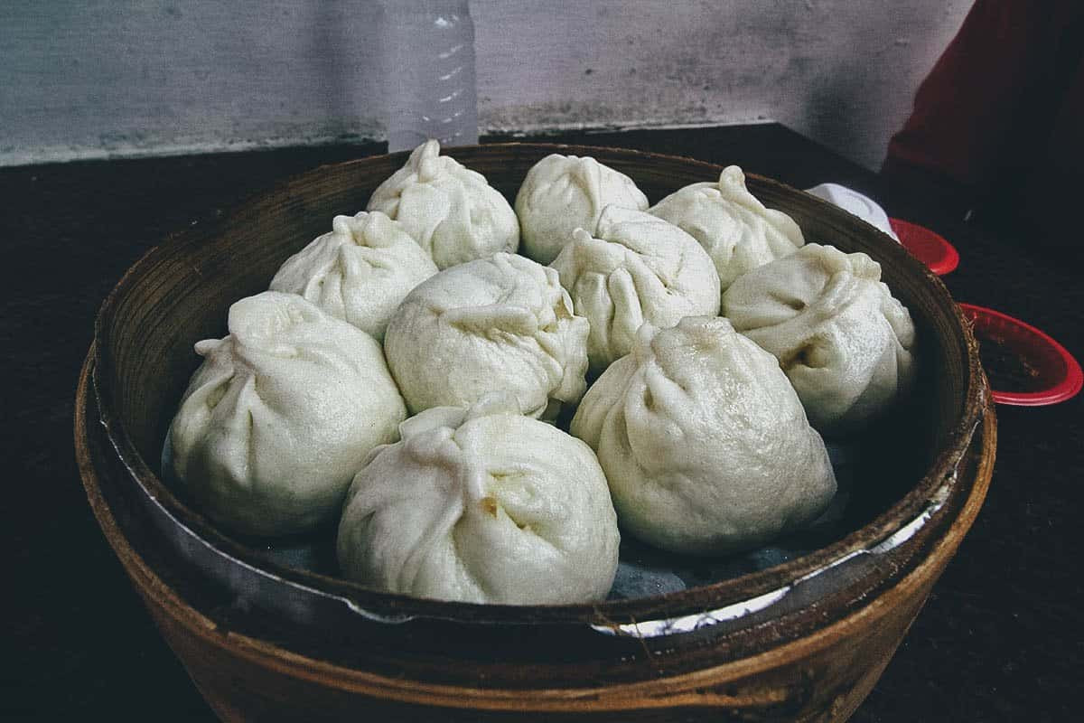 Baozi chính là bánh bao hấp Trung Quốc có nhân gồm các loại nguyên liệu như thịt và rau. Chúng có thể là nhân mặn hoặc ngọt và thường được ăn vào bữa sáng hoặc dùng như đồ ăn nhẹ. Có nhiều loại baozi khác nhau nhưng ngon nhất là xiao long bao và sheng jian bao.