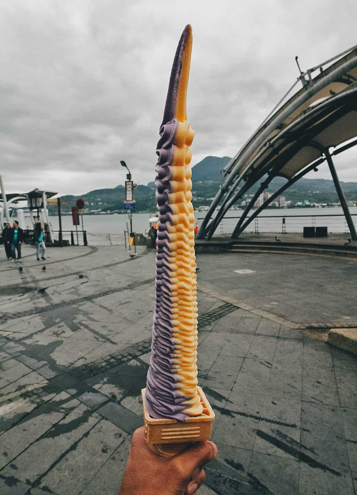 Kem tháp xuất hiện nhiều quận Tamsui ở thành phố Tân Bắc. Về cơ bản nó là một thanh kiếm nhẹ với lớp kem rất mềm, xốp, thơm chồng cao vút lên nhau trong một hình nón. Ảnh: Willflyforfood.