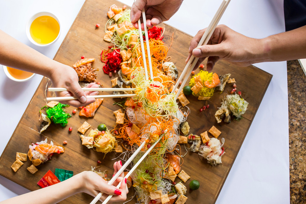 Đặc biệt, thực khách càng tung cao các nguyên liệu thì may mắn, hạnh phúc cho một năm mới đến càng nhiều. Ảnh: Internet.