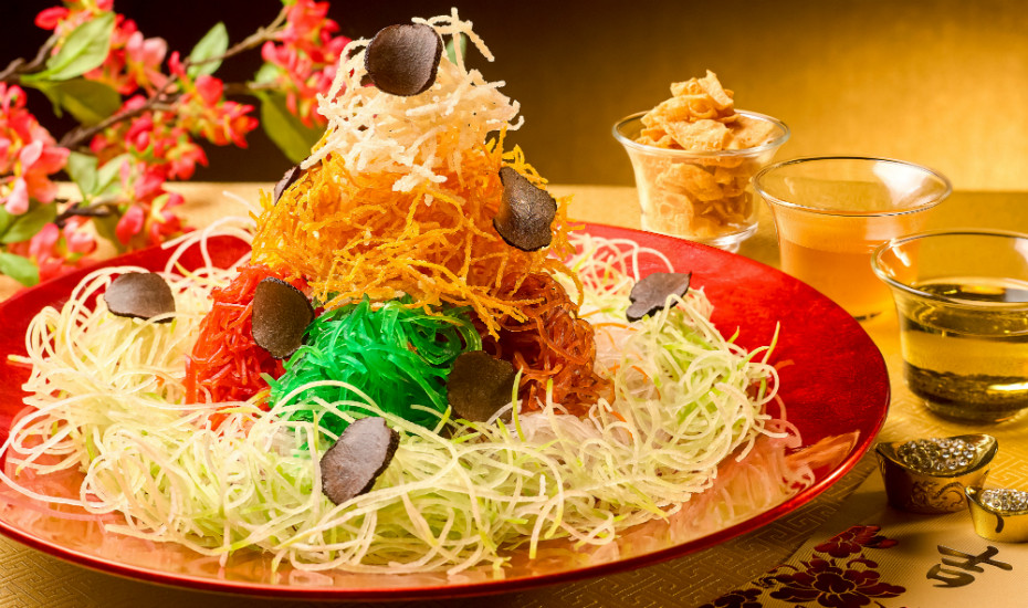 Các thành viên trong gia đình, nhóm đồng nghiệp trong công ty hay các đối tác kinh doanh, sẽ đứng quây tròn quanh bàn và nói lời chúc phát tài, vạn sự như ý.