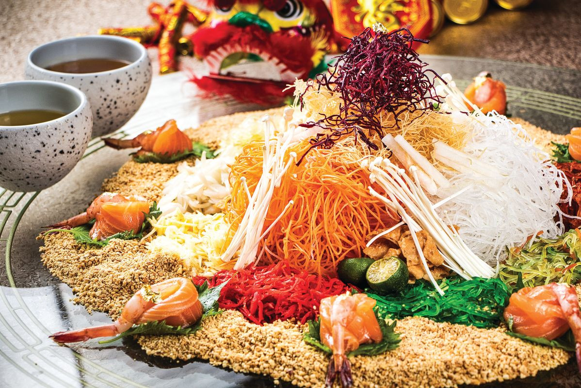 Sau đó, họ sẽ cùng tung đảo các nguyên liệu 7 lần và hô to “Lo hei” (cầu may mắn) với những lời cầu chúc năm mới thịnh vượng. Mỗi người sẽ cầm đũa đảo rồi tung Yu Sheng lên cao và ước nguyện điều may mắn cho năm mới.