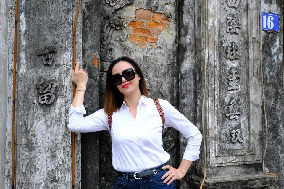 Có lúc, cô cũng khá đơn giản với set đồ áo sơ mi trắng và quần jean giúp "ăn gian" tuổi thật.