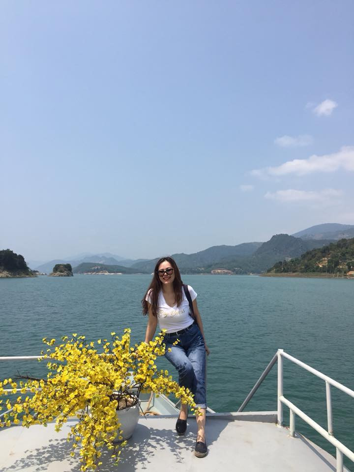 Trong chuyến đi chơi, nữ diễn viên chọn áo thun, quần jean và giày bệt trẻ trung.