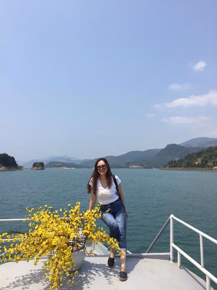 Trong chuyến đi chơi, nữ diễn viên chọn áo thun, quần jean và giày bệt trẻ trung.