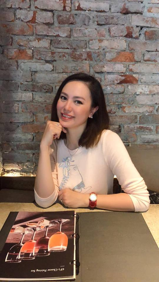 Ngoài đời trông Ngọc Crystal Eyes trông trẻ hơn nhân vật Xuân trong phim rất nhiều. Ảnh: FBNV.