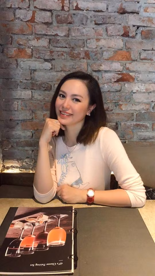 Ngoài đời trông Ngọc Crystal Eyes trông trẻ hơn nhân vật Xuân trong phim rất nhiều. Ảnh: FBNV.