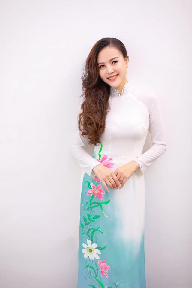 Ngọc Crystal Eye dịu dàng trong tà áo dài.