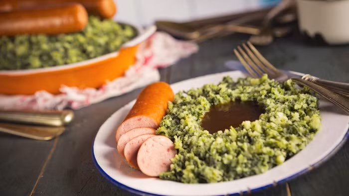 Stampot không chỉ là một món ăn nổi tiếng ở Hà Lan mà còn được nhiều nước trên thế giới biết đến. Thành phần chính để làm nên món Stampot chính là khoai tây nghiền nhỏ trộn chung với các loại rau củ quả theo mùa như rau diếp, bina, củ cải xanh, thêm thịt hun khói và xúc xích.