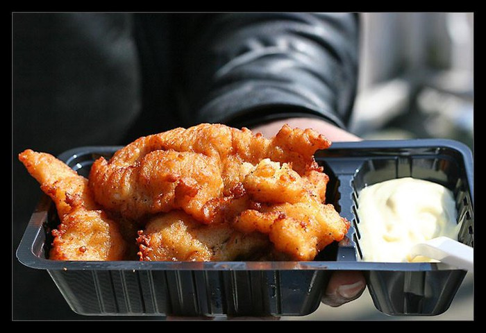 Kibbing là món cá vô cùng hấp dẫn ở Hà Lan. Cá sẽ được làm sạch, lọc bỏ phần xương và thịt giống như cá Herring nhưng thay vì ăn sống, cá sẽ được đem đi chiên trong một chảo dầu thật nóng để khi chín sẽ có màu vàng và giòn giòn ăn kèm với nước sốt và chanh.