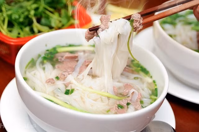 Thành phần chính của phở là bánh phở và nước dùng (hay nước lèo theo cách gọi miền Nam) cùng với thịt bò hoặc gà cắt lát mỏng. Ngoài ra còn kèm theo các gia vị như: tương, tiêu, chanh, nước mắm, ớt,… Những gia vị này được thêm vào tùy theo khẩu vị của từng người dùng. Ảnh: Wanderlust Tips.