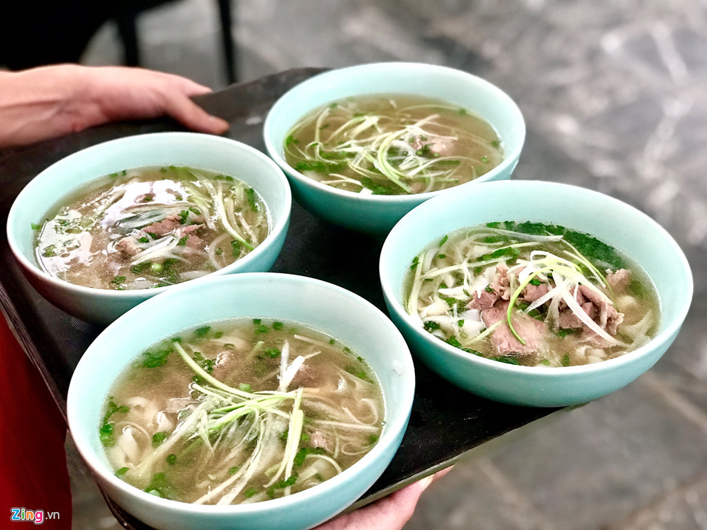 Ngày 28/2, hàng chục thành viên phái đoàn Triều Tiên đã dùng bữa trưa với món ăn thuần Việt như phở, nem cua bể. Món phở nổi tiếng của Hà Nội, với nguyên liệu chính là sợi phở, nước dùng hầm từ các loại xương cùng thịt bò, hành tươi dậy vị, cũng là lựa chọn của các vị khách. Ảnh: Zing.