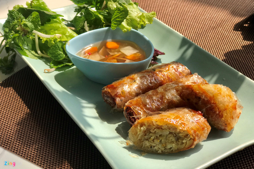 Ngoài phở, các vị khách trong phái đoàn Triều Tiên còn thưởng thức món nem cua bể mang hương vị Việt. Nem cua bể hay còn gọi là nem hải sản, một trong những món ăn đặc trưng của ẩm thực Hải Phòng với nguyên liệu chính là tôm, cua, miến, cà rốt, giá...Ảnh: Zing.