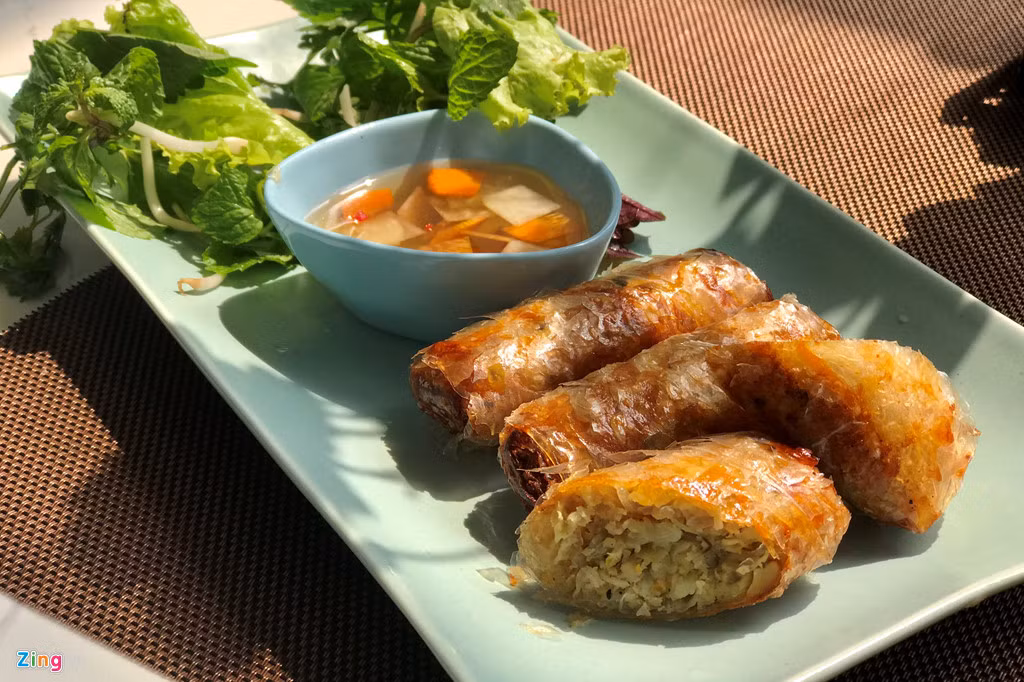 Ngoài phở, các vị khách trong phái đoàn Triều Tiên còn thưởng thức món nem cua bể mang hương vị Việt. Nem cua bể hay còn gọi là nem hải sản, một trong những món ăn đặc trưng của ẩm thực Hải Phòng với nguyên liệu chính là tôm, cua, miến, cà rốt, giá...Ảnh: Zing.