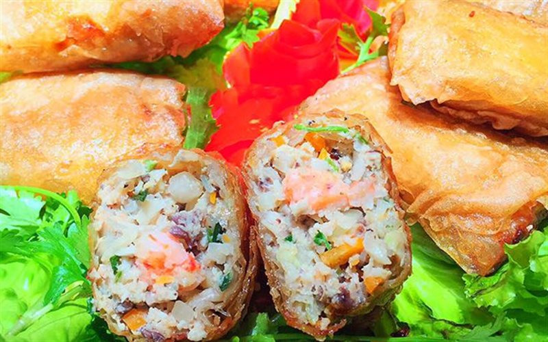 Các công đoạn chế biến món nem cua bể theo kiểu Hải Phòng cũng tương tự như đối với món nem thông thường. Ngoài nguyên liệu chính là cua bể, còn có các phụ liệu khác bao gồm: tôm tươi bóc vỏ chẻ đôi, thịt băm, mộc nhĩ, miến cắt khúc nhỏ, giá, hành tím, lòng đỏ trứng... Tất cả trộn đều với gia vị rồi đem gói và rán giòn. Ảnh: Cooky.