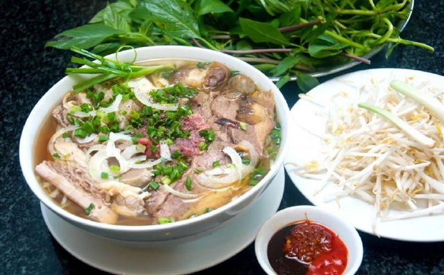 Phở là một món ăn truyền thống của Việt Nam, cũng có thể xem là một trong những món ăn đặc trưng nhất cho ẩm thực Việt. Ảnh: Wikivietnam.