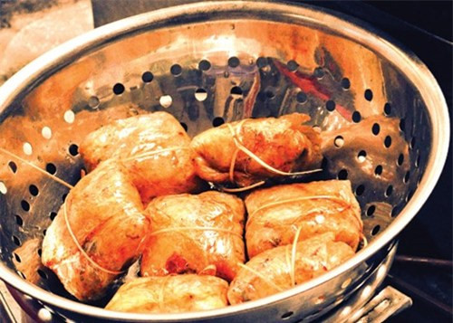 Những năm qua, món nem cua bể (gói theo hình vuông) và bánh đa cua Hải Phòng đã du nhập đến một số địa phương như Hà Nội, Thành phố Hồ Chí Minh và được nhiều thực khách yêu thích. Ảnh: Internet.