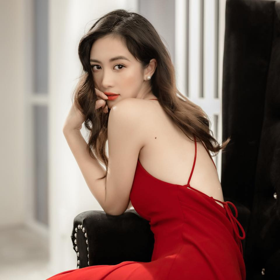 Cô mặc váy đỏ hở lưng vô cùng quyến rũ.