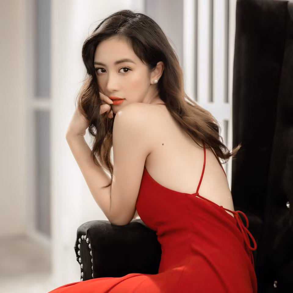 Cô mặc váy đỏ hở lưng vô cùng quyến rũ.