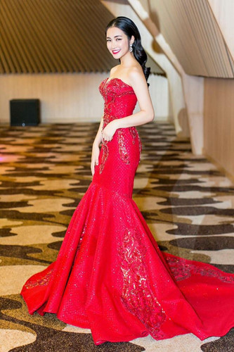 Thời trang đi sự kiện của Hòa Minzy cũng vô cùng gợi cảm và nữ tính.