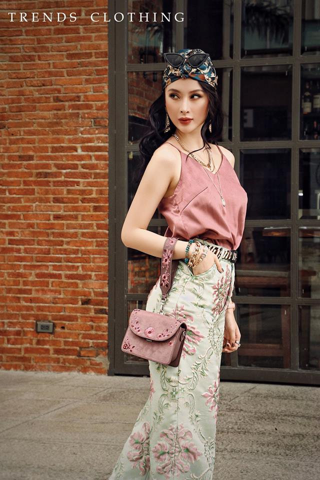 Angela hóa quý cô sang chảnh, sành điệu với áo hai dây và quần hoa cá tính.