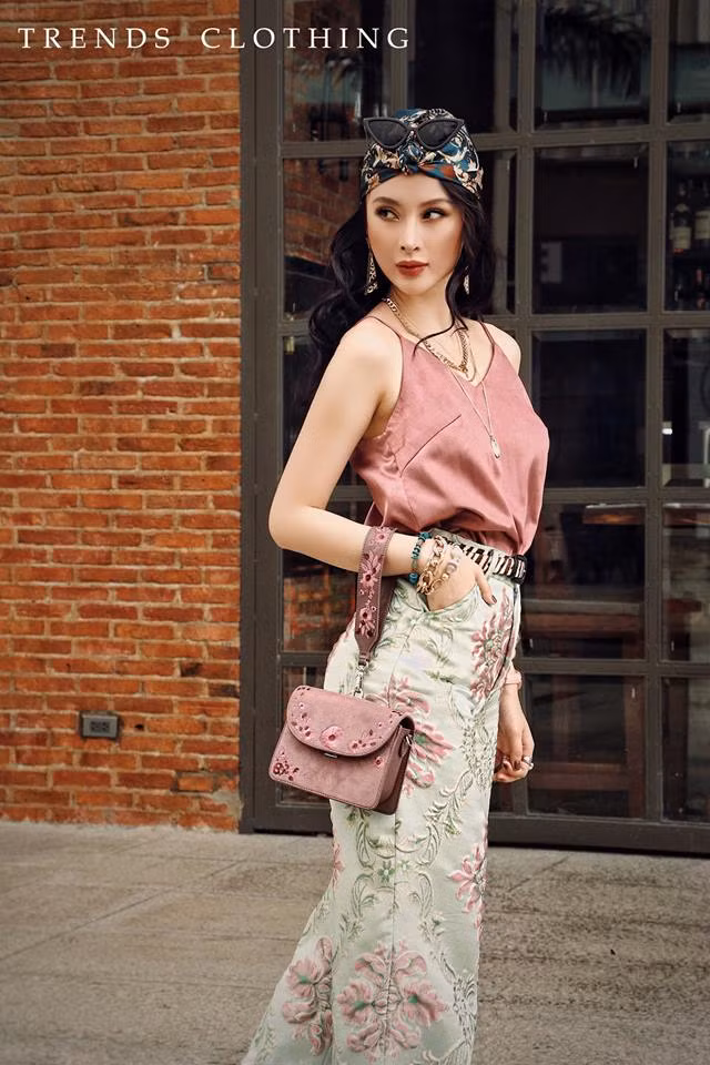 Angela hóa quý cô sang chảnh, sành điệu với áo hai dây và quần hoa cá tính.