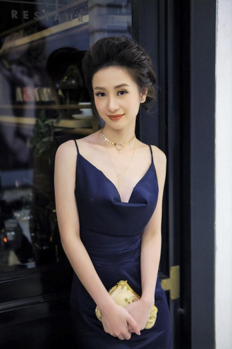 Jun Vũ mặc các kiểu đầm khoét ngực sâu cũng rất gợi cảm.