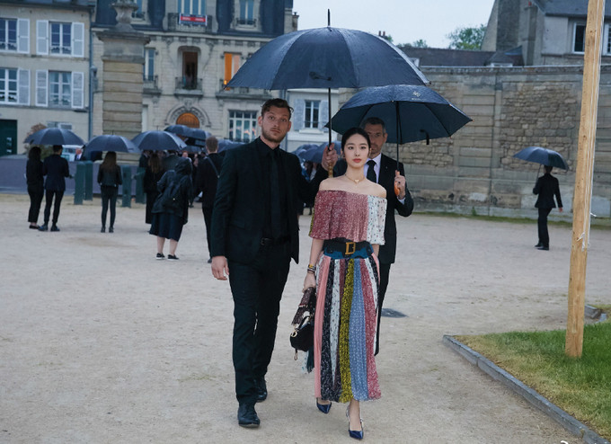 Bat ngo nhan sac tinh tre kem 30 tuoi cua bo nuoi Luu Diec Phi-Hinh-3