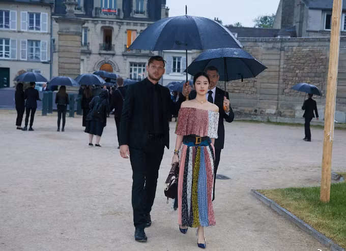 Bat ngo nhan sac tinh tre kem 30 tuoi cua bo nuoi Luu Diec Phi-Hinh-3