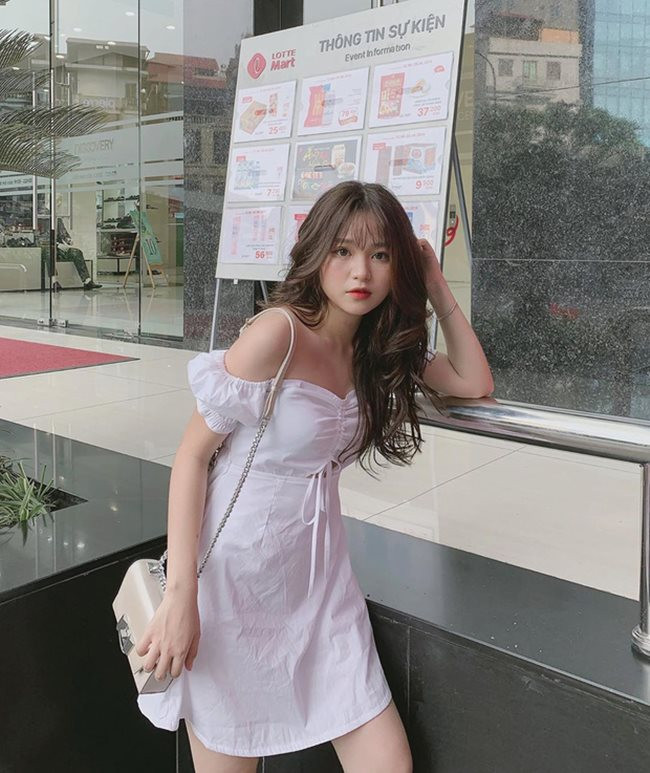 Lúc thì cô nữ sinh này lại nữ tính, gợi cảm với váy trễ vai.