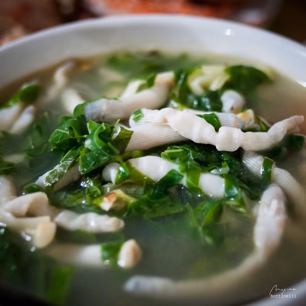 Canh sá sùng lá lốt: Đây là món đặc biệt thơm ngon, bổ dưỡng không thể không nhắc đến khi “điểm mặt” các đặc sản ở Vân Đồn. Sá sùng là một loại hải sản, đôi khi còn được gọi là giun biển. Sá sùng lá lốt là món canh đòi hỏi nhiều sự tỉ mỉ và kì công.