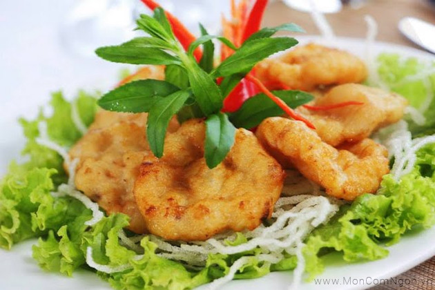 Chả mực: Chả mực tại đây được giã và làm làm trực tiếp, đi từ xa có thể ngửi thấy mùi thơm nức của những miếng chả vàng rộm đang trên chảo rán. Khác hẳn so với chả mực khi mua tại các siêu thị, món ngon đặc sản này có độ giòn, dai và ngon ngọt của mực tươi, những hạt lựu được sắt từ vây và râu giòn sần sật khiến du khách ăn 1 lần mà nhớ mãi không quên.